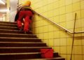 Reinigungskraft in einer U-Bahn-Station (Archiv)