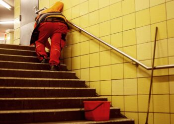 Reinigungskraft in einer U-Bahn-Station (Archiv)