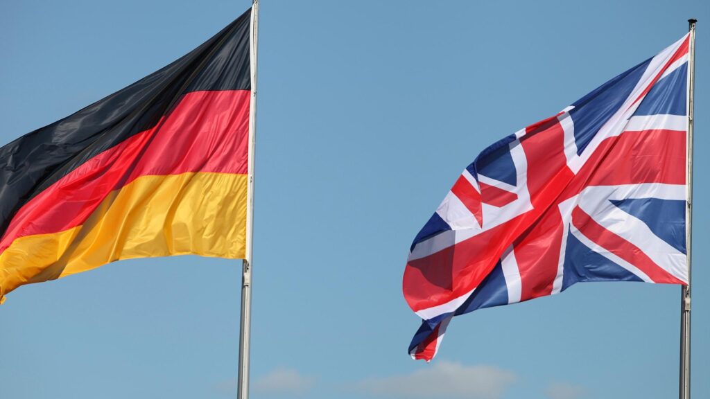 Fahnen von Deutschland und Großbritannien (Archiv)