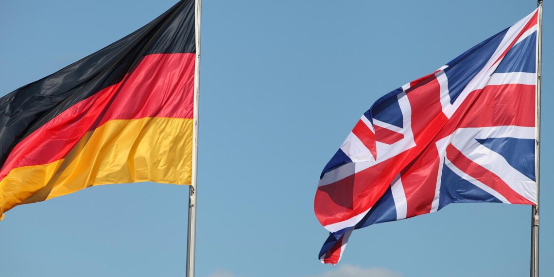 Fahnen von Deutschland und Großbritannien (Archiv)