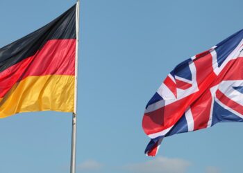Fahnen von Deutschland und Großbritannien (Archiv)