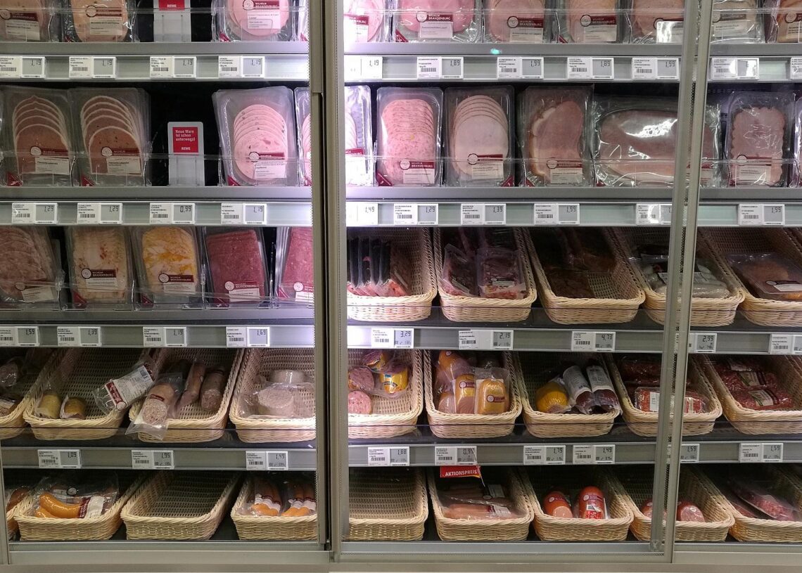 Fleisch und Wurst im Supermarkt (Archiv)