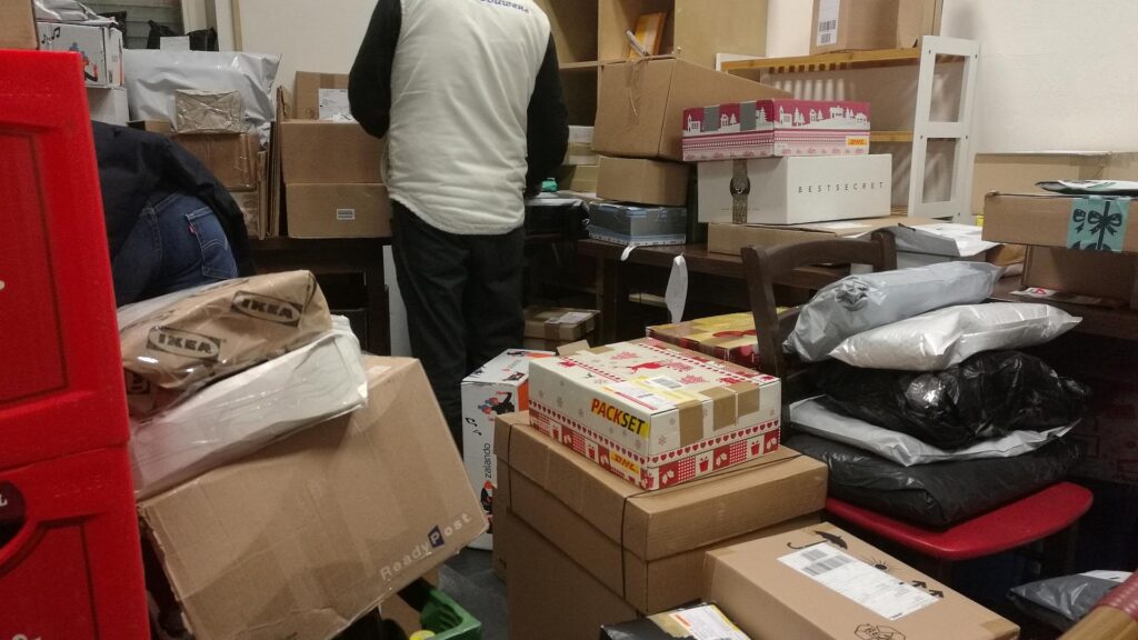 Pakete in einem Späti (Archiv)