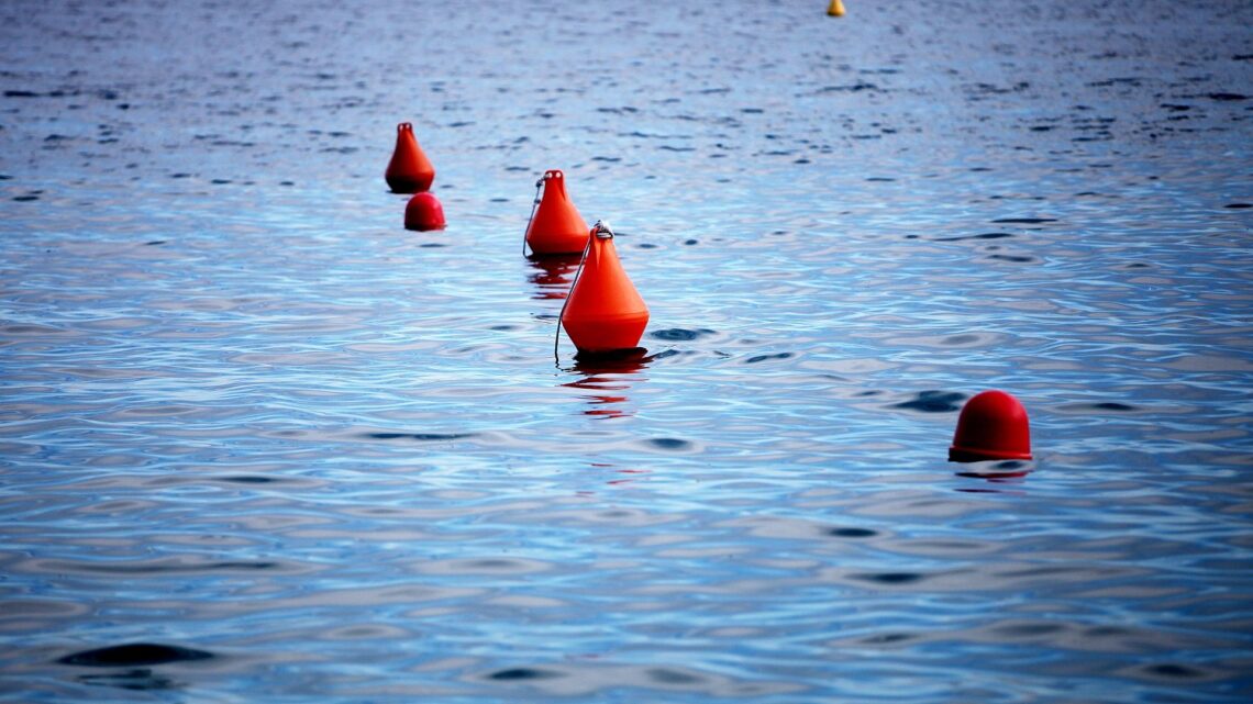 Bojen im Meer (Archiv)