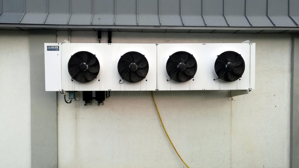 Studien: Bedarf an Klimaanlagen steigt weltweit 14 Klimaanlagen (Archiv)