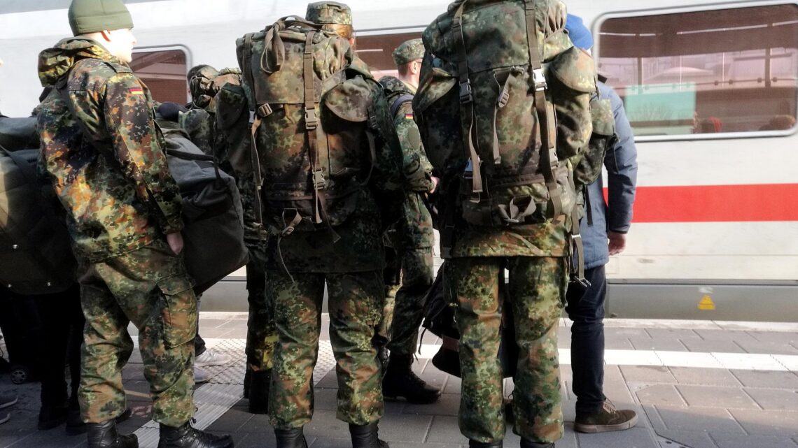 Bundeswehrsoldaten fahren Bahn (Archiv)