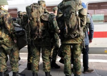 Bundeswehrsoldaten fahren Bahn (Archiv)