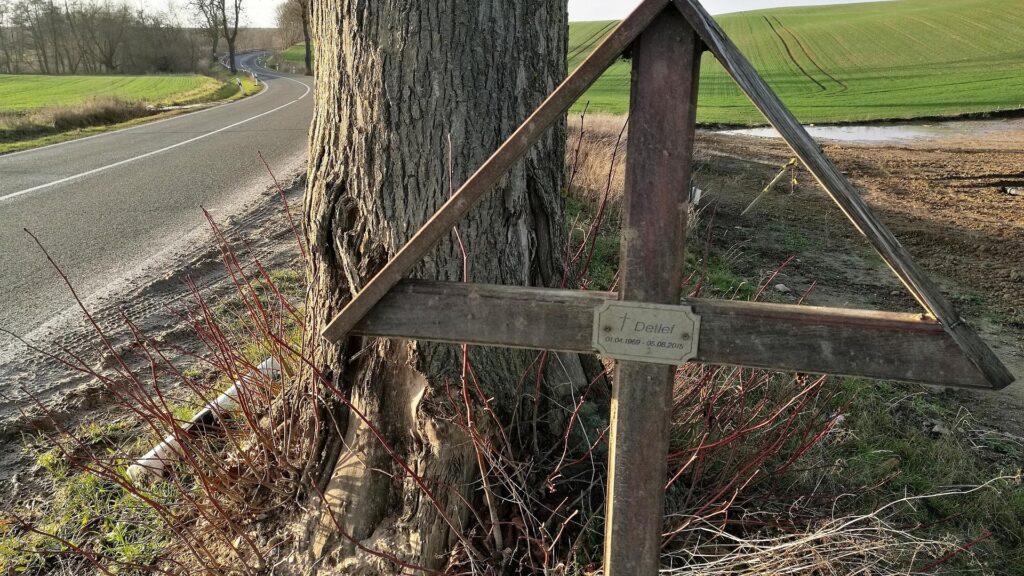 Zahl der Verkehrstoten steigt 2025 voraussichtlich leicht 7 Unfallkreuz an Straßenrand (Archiv)