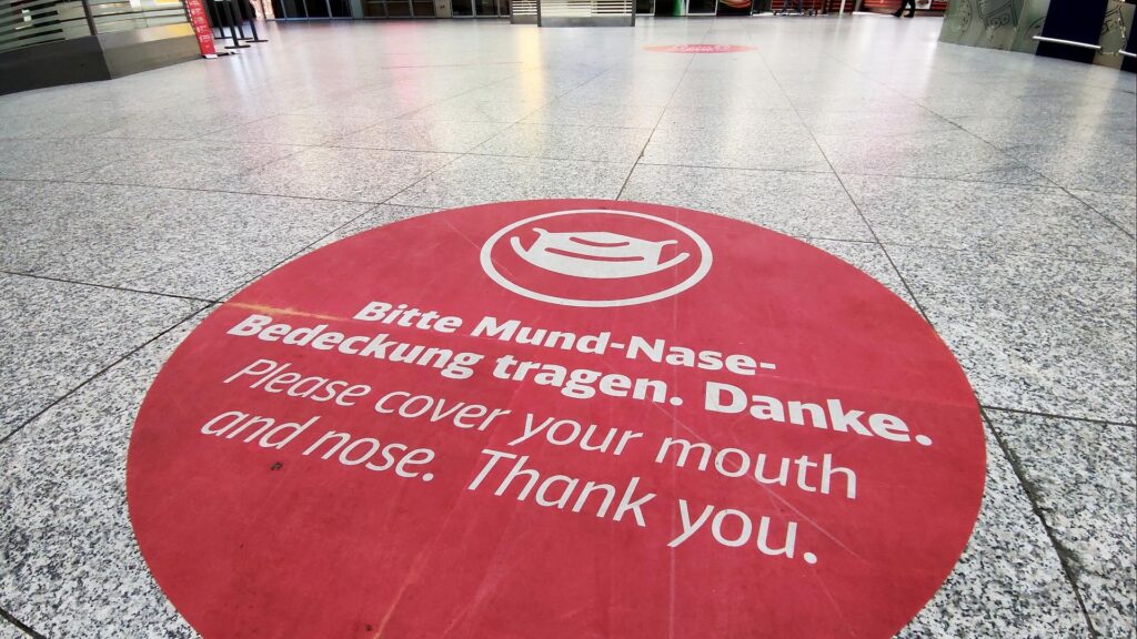 Hinweis auf das Tragen eines Mund-Nase-Schutzes (Archiv)