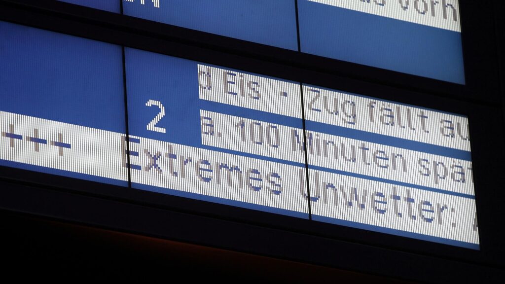 Anzeigetafel mit Warnhinweisen (Archiv)