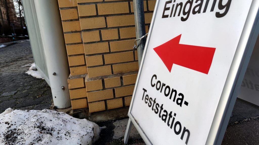Rechnungshof rügt zögerliche Nachverfolgung von Corona-Testbetrug 8 Corona-Teststation (Archiv)