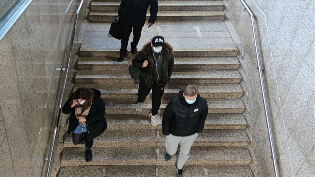 Menschen mit Maske (Archiv)