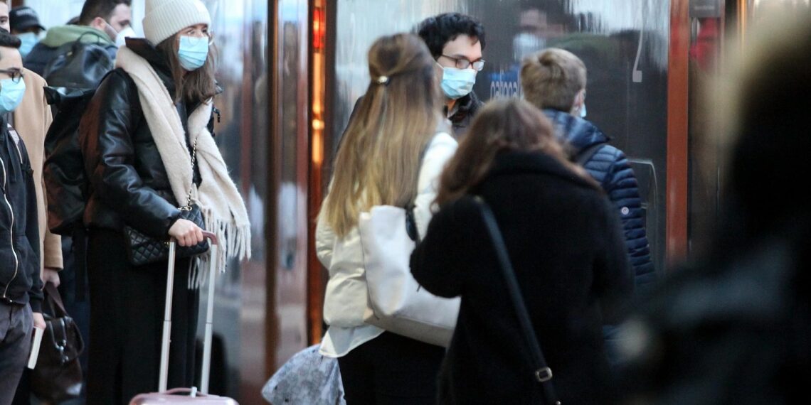 Menschen mit Maske (Archiv)