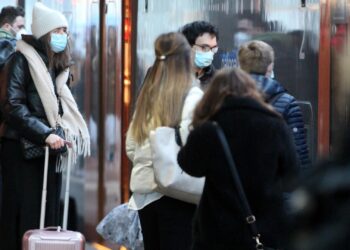Menschen mit Maske (Archiv)