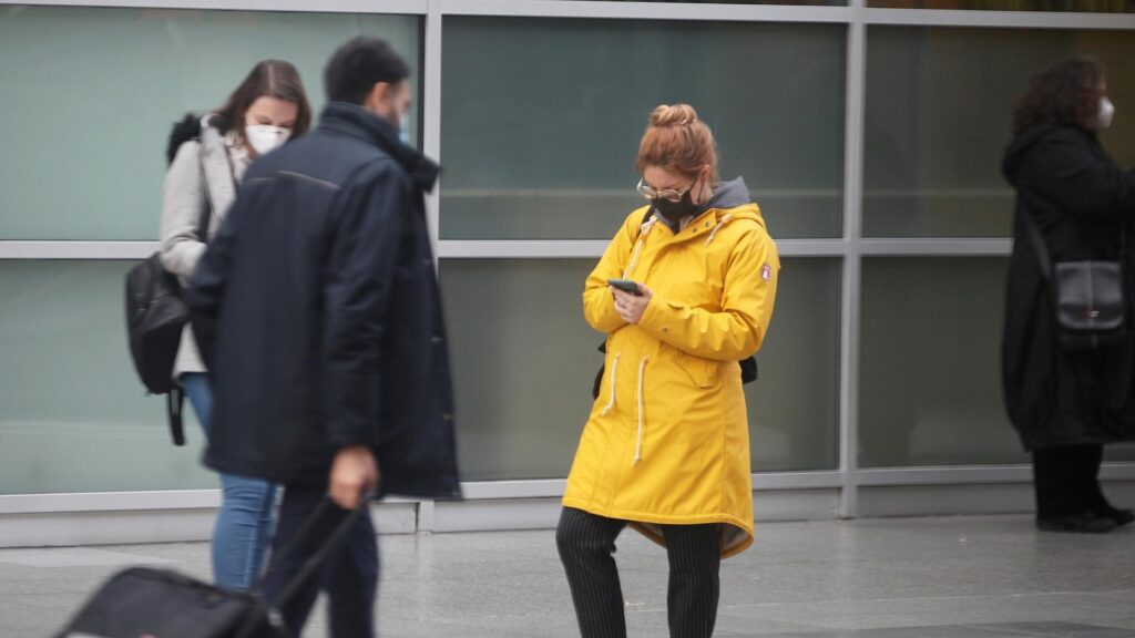 Menschen mit Maske (Archiv)