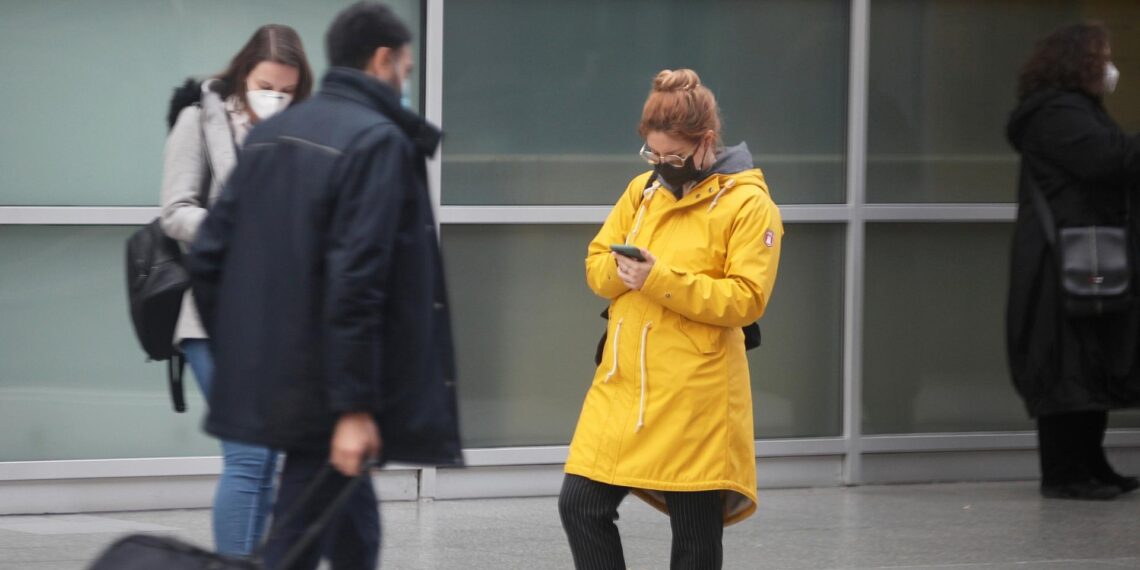 Menschen mit Maske (Archiv)