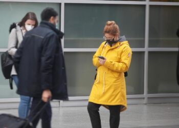 Menschen mit Maske (Archiv)