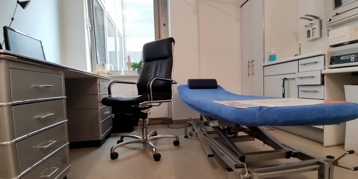Behandlungszimmer beim Arzt (Archiv)