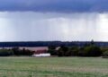 Unwetterwolke über einem Acker (Archiv)