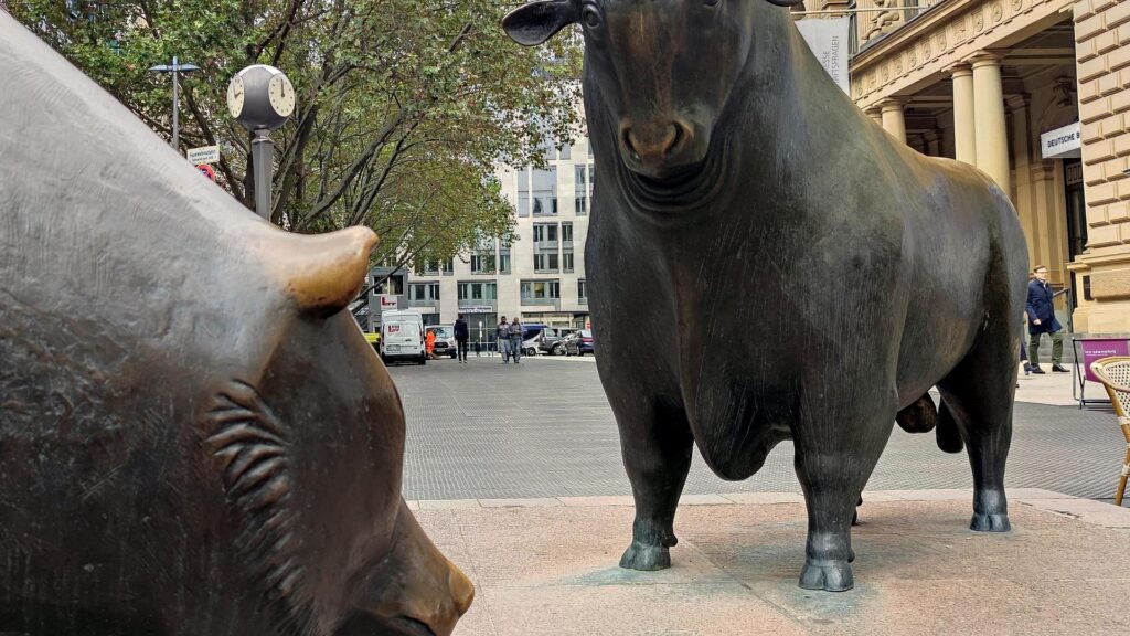 Bulle und Bär auf dem Börsenplatz in Frankfurt am Main