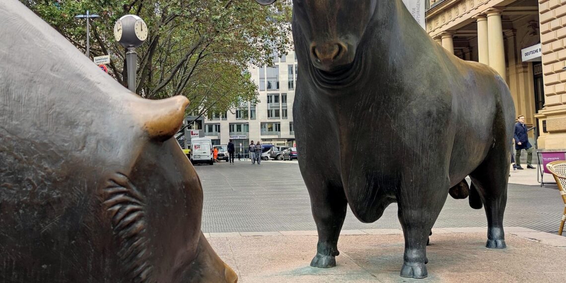 Bulle und Bär auf dem Börsenplatz in Frankfurt am Main