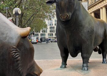 Bulle und Bär auf dem Börsenplatz in Frankfurt am Main
