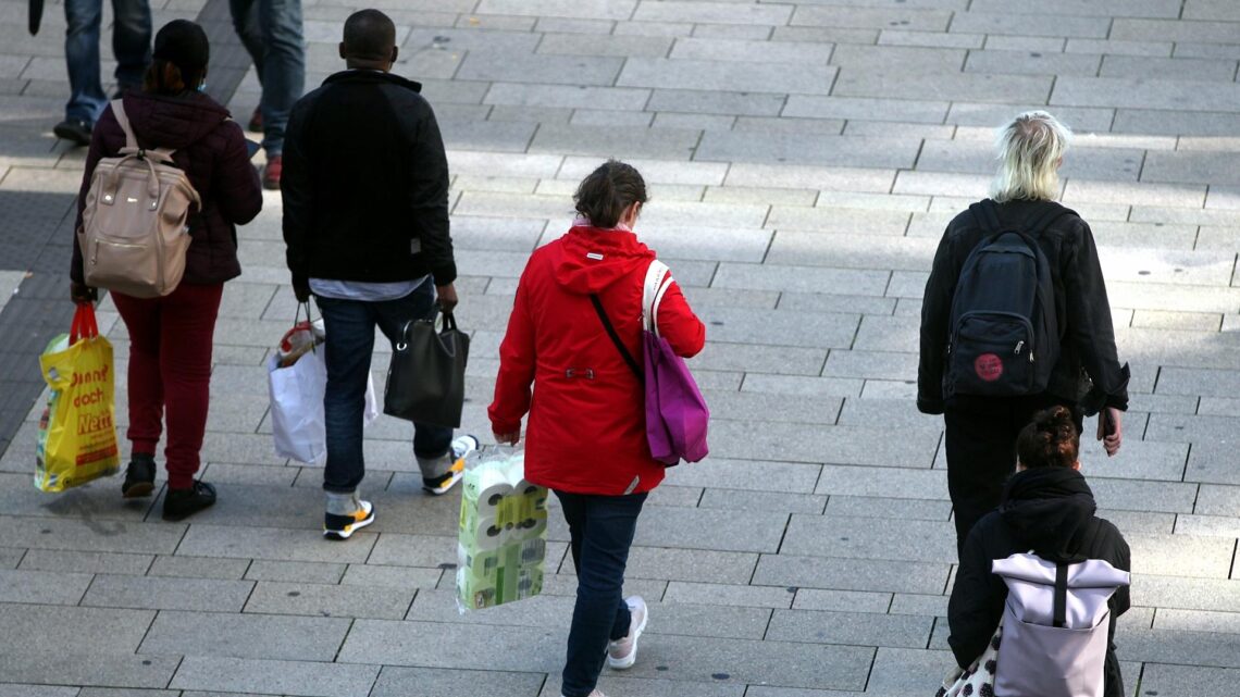 Menschen in einer Fußgängerzone (Archiv)