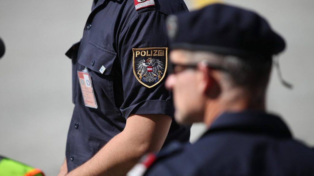 18-Jähriger in Österreich wegen Anschlagsplänen festgenommen 15 Österreichische Polizisten (Archiv)