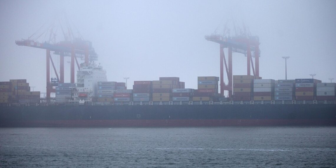 Containerschiff in Wilhelmshaven (Archiv)