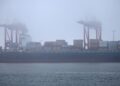 Containerschiff in Wilhelmshaven (Archiv)