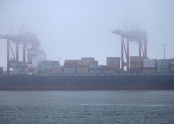 Containerschiff in Wilhelmshaven (Archiv)
