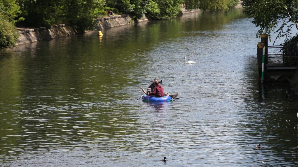 DLRG verlangt Schwimmwestenpflicht für Wassersportgeräte 5 Junge Leute in Schlauchboot (Archiv)