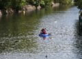 Junge Leute in Schlauchboot (Archiv)