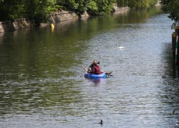 Junge Leute in Schlauchboot (Archiv)