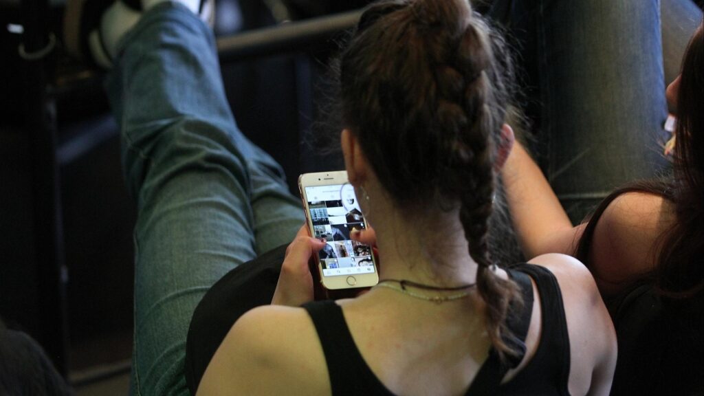 Junge Frau mit Smartphone (Archiv)