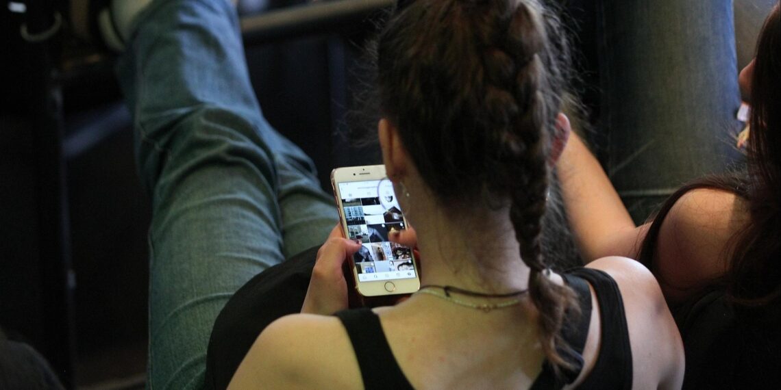 Junge Frau mit Smartphone (Archiv)