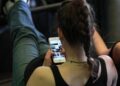Junge Frau mit Smartphone (Archiv)