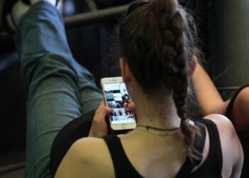 Junge Frau mit Smartphone (Archiv)