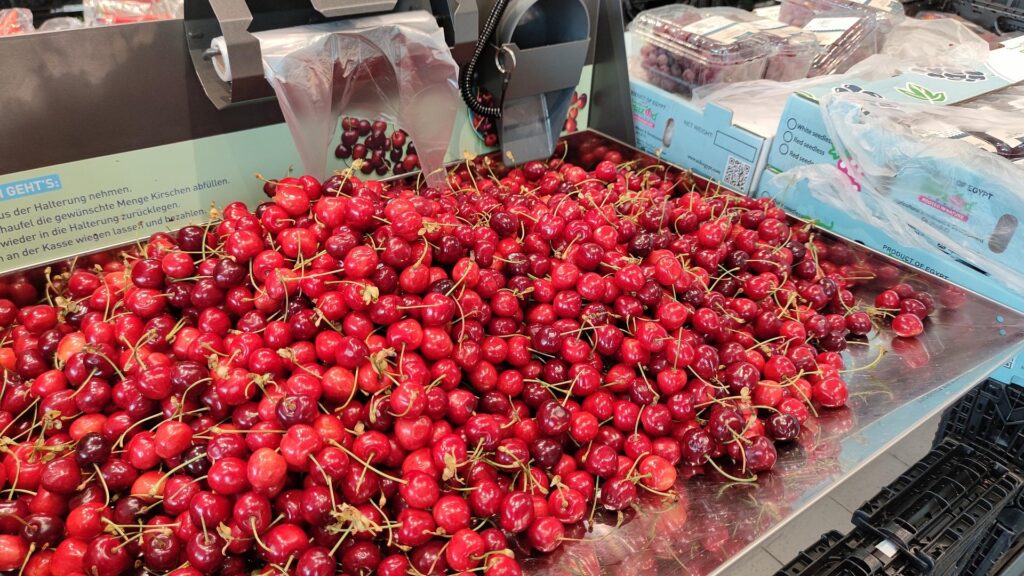 Kirschen im Supermarkt (Archiv)