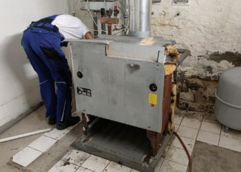 Ausbau einer alten Gasheizung (Archiv)