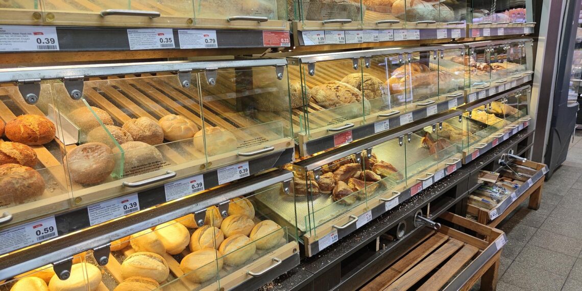Brotregal im Supermarkt (Archiv)