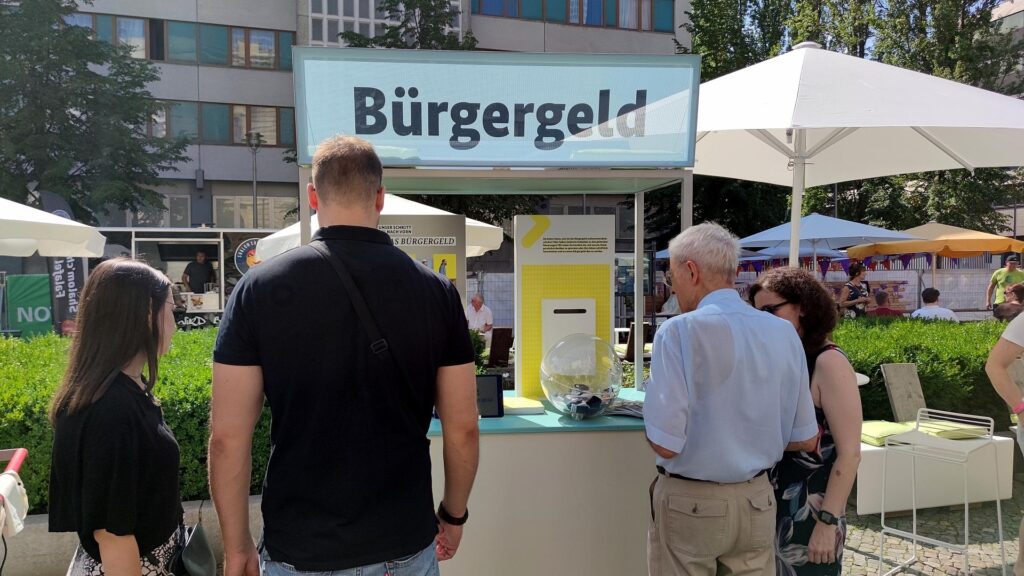 Passanten an einem Bürgergeld-Infostand (Archiv)