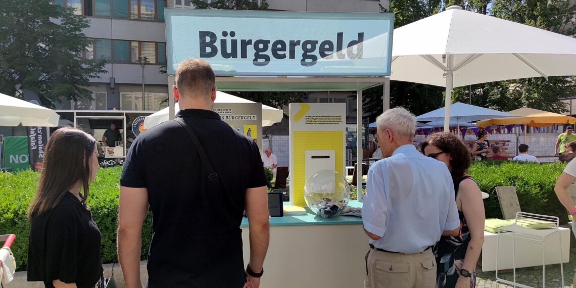 Passanten an einem Bürgergeld-Infostand (Archiv)
