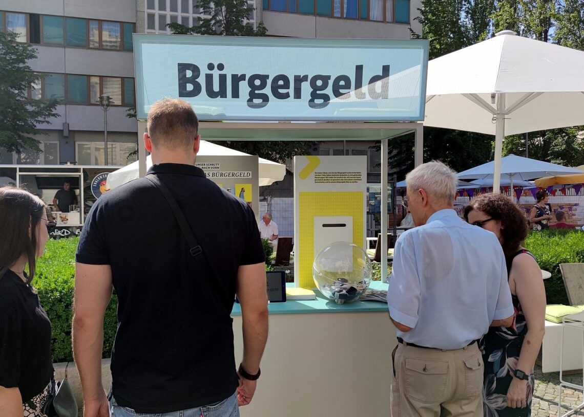 Passanten an einem Bürgergeld-Infostand (Archiv)