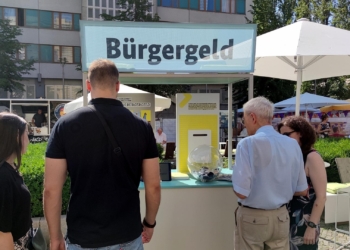 Passanten an einem Bürgergeld-Infostand (Archiv)
