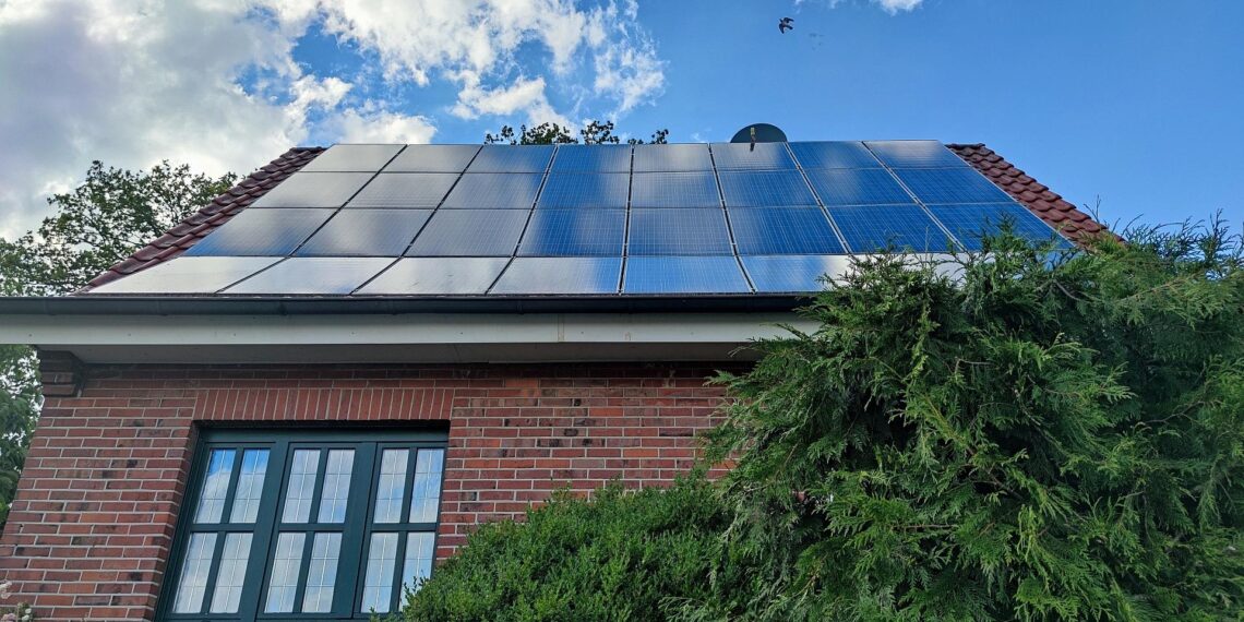 Solarzellen auf Hausdach (Archiv)