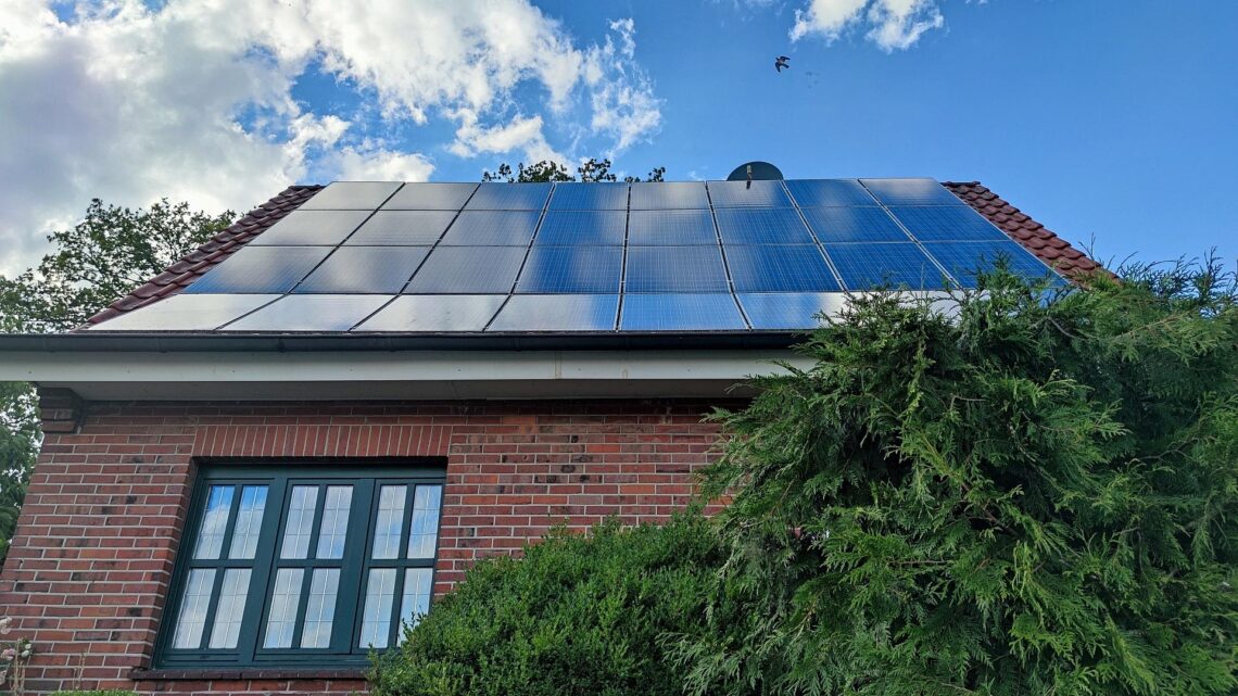 Solarzellen auf Hausdach (Archiv)