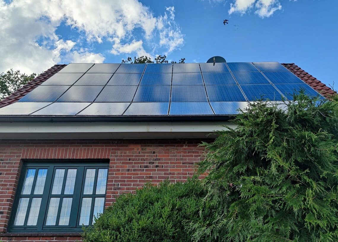 Solarzellen auf Hausdach (Archiv)