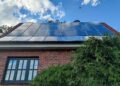 Solarzellen auf Hausdach (Archiv)