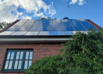 Solarzellen auf Hausdach (Archiv)